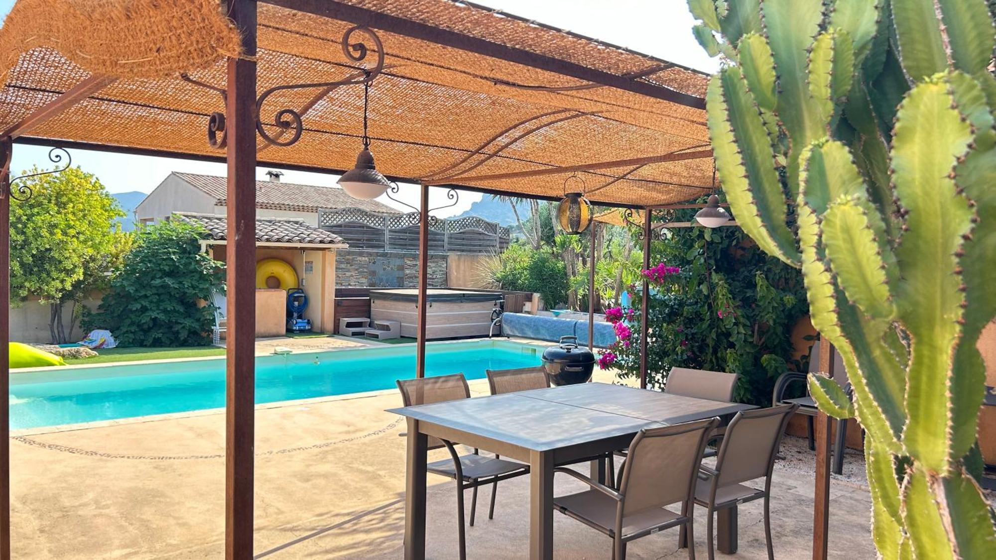 2 Hebergements - 10 Couchages - Parking, Piscine, Jacuzzi - Convivialite Roquebrune-sur-Argens Exterior foto